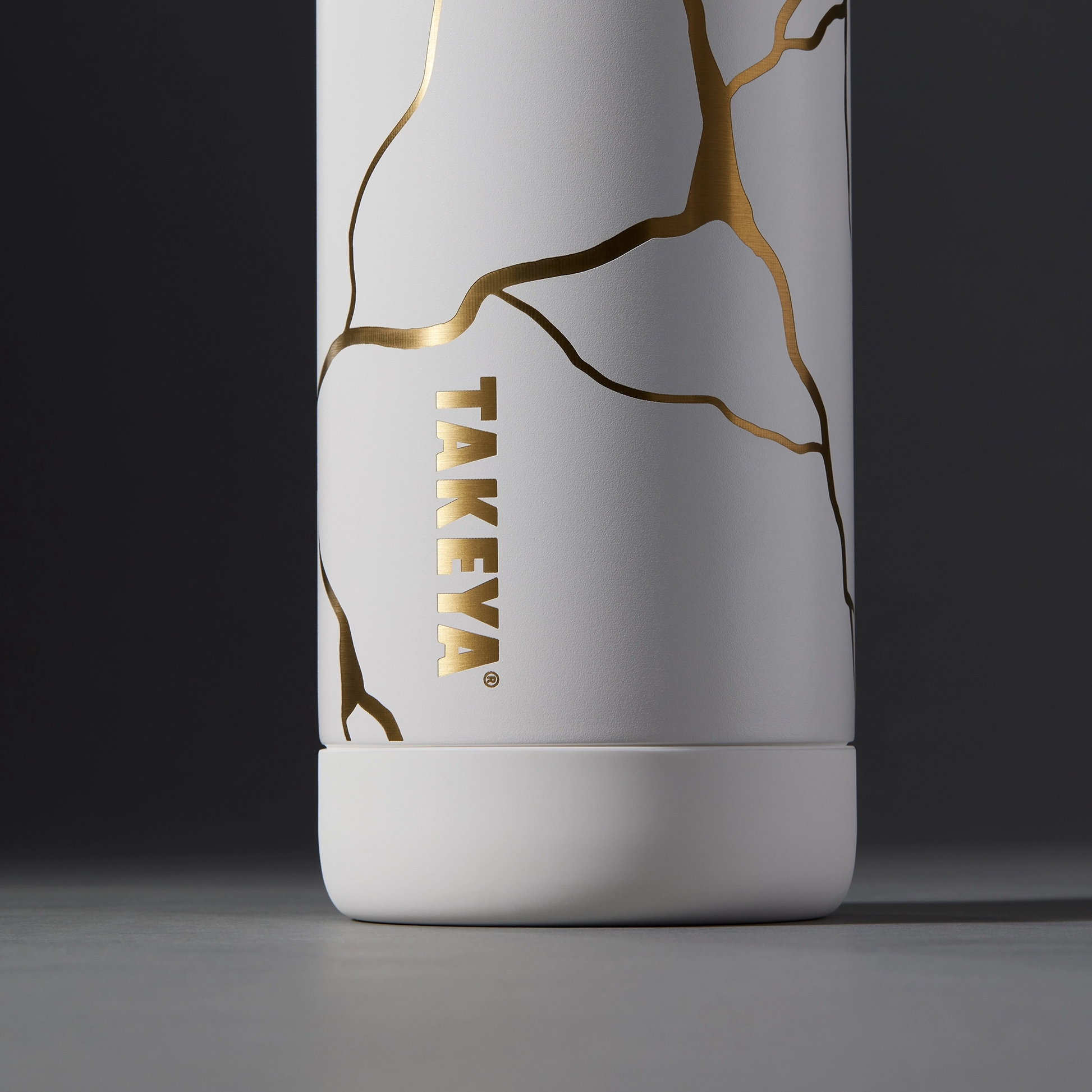 kintsugi-water-bottle-with-straw-lid-p3 51389-TK_HO25_Kintsugi_Takeya9236_Crop.png