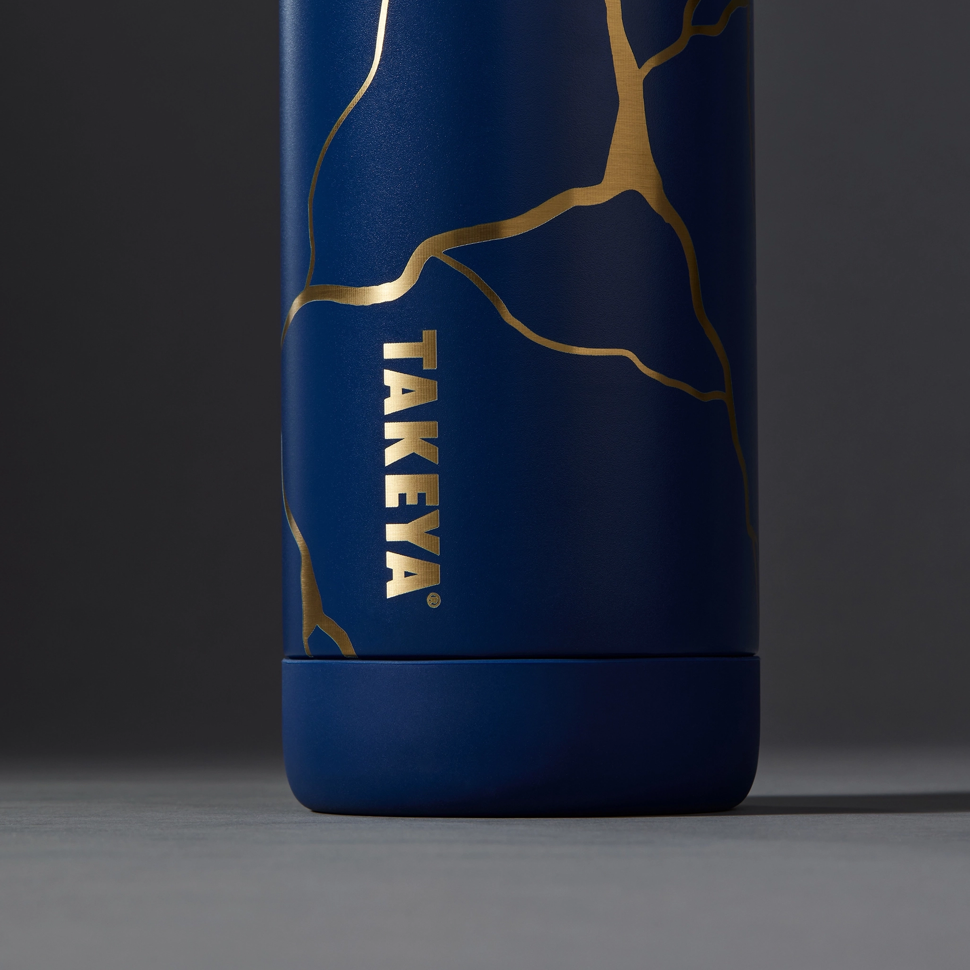 kintsugi-water-bottle-with-spout-lid-o7 51390-TK_HO25_Kintsugi_Takeya9241_Crop.png