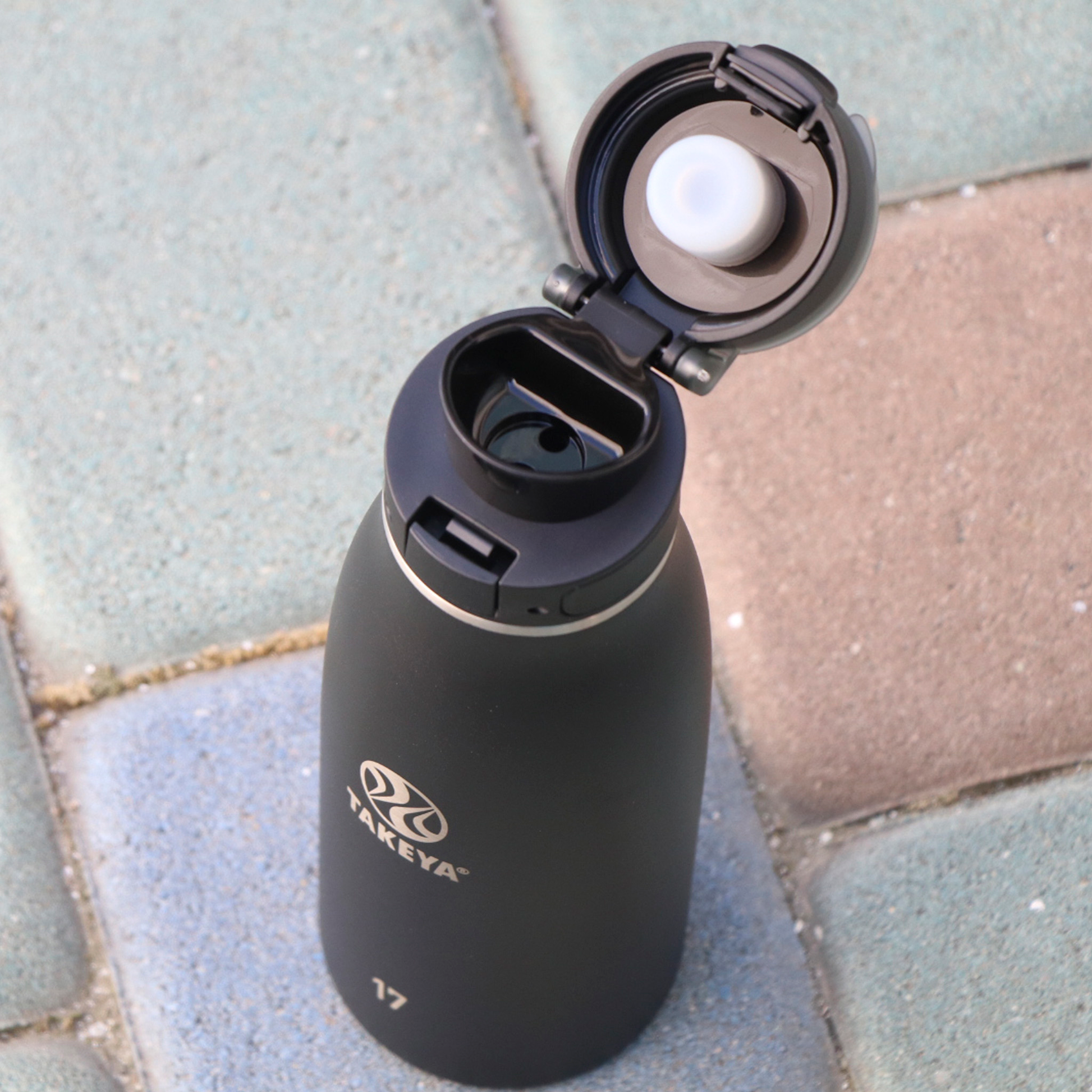 traveler-fliplocktm-lid-d2 96076-R-TravelerLid-Lifestyle-Onyx.png